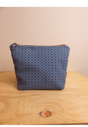 Bolso de mano y neceser en jacquard azul aero